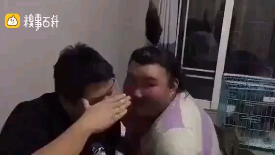 要不是生活艰难,谁愿意开坦克!